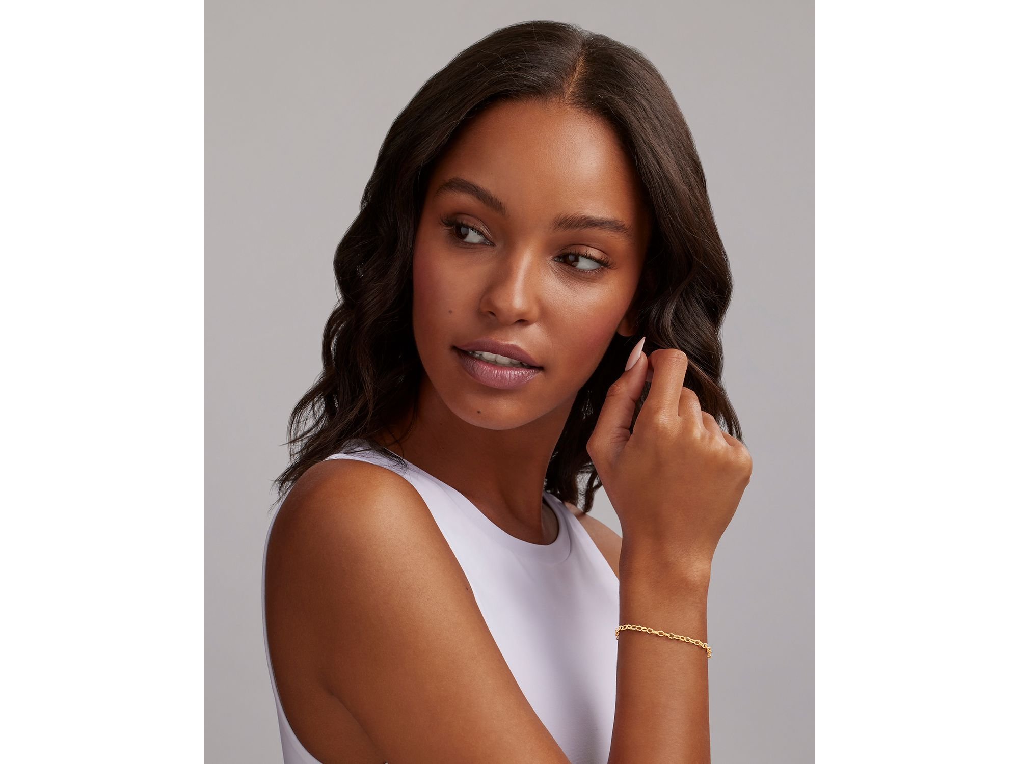 18K Yellow Gold Signature Caviar Beaded Oval Link Bracelet — Image 3