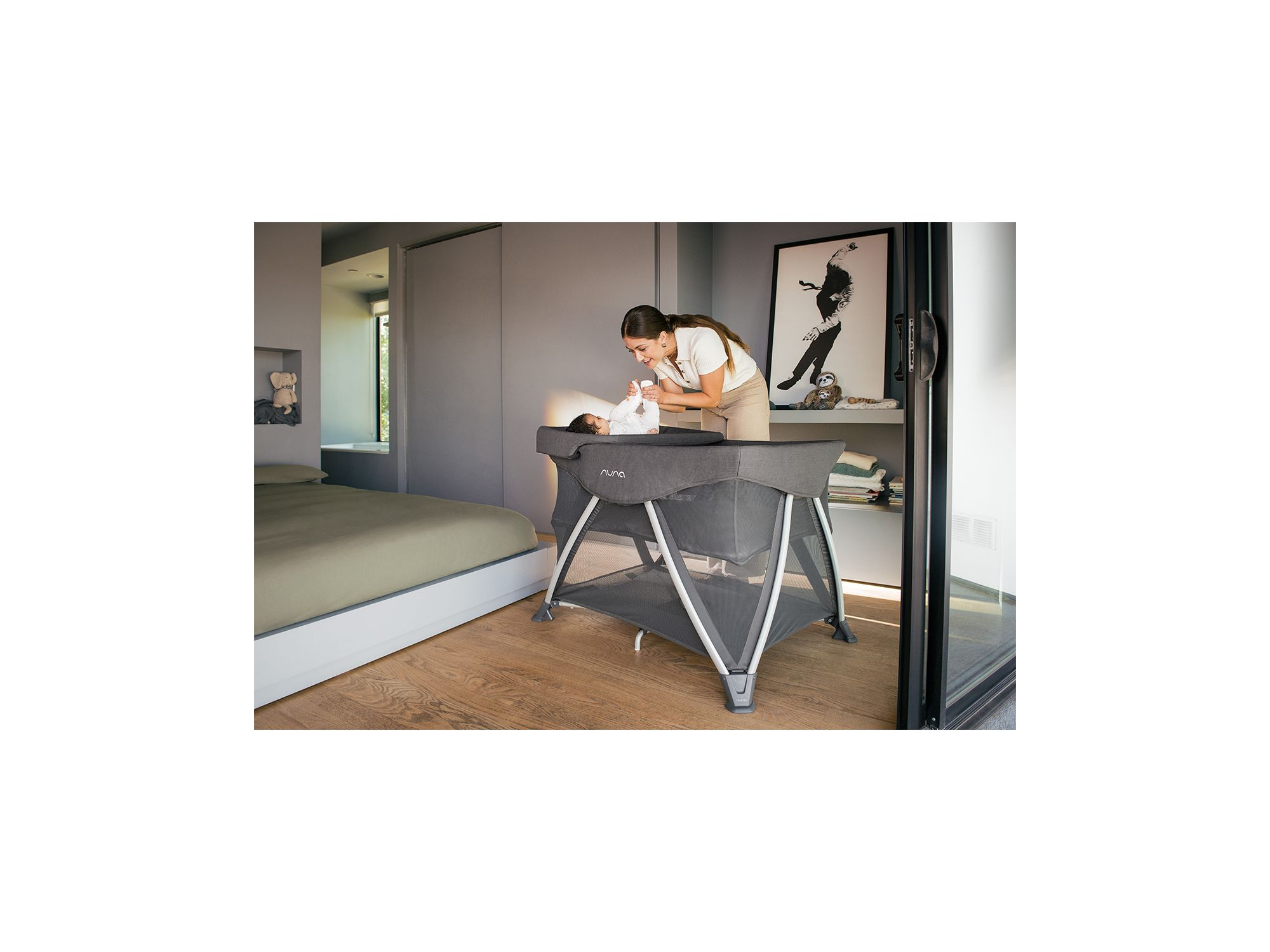 SENA™ aire Play Yard & Travel Crib + SENA™ series changer — Image 6