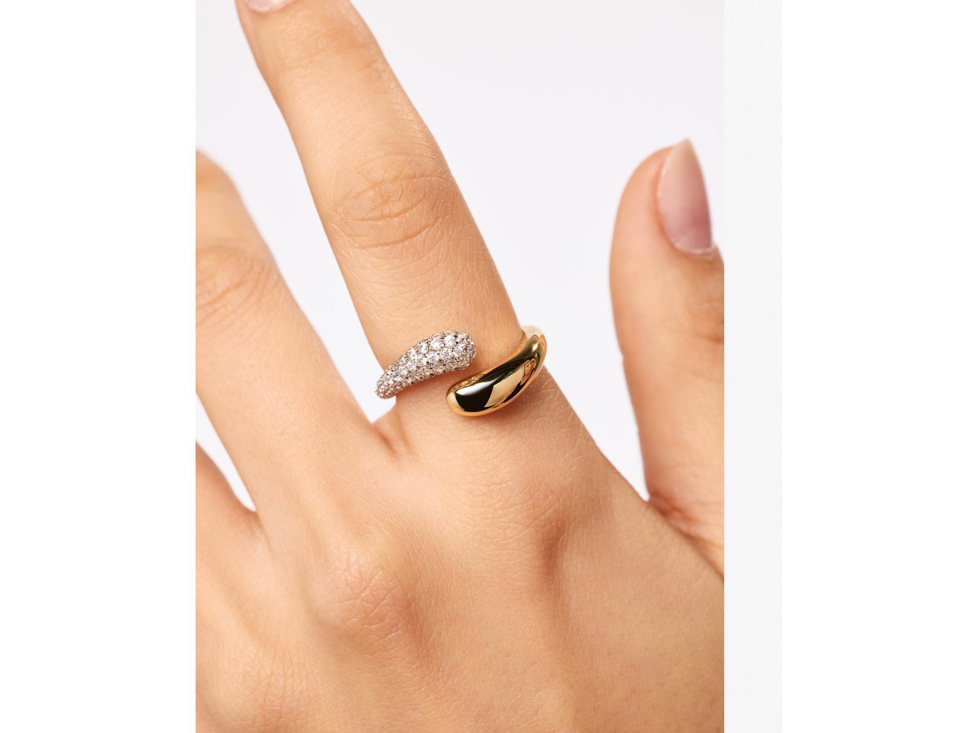 Toby Brass Gold Band Ring — Image 4