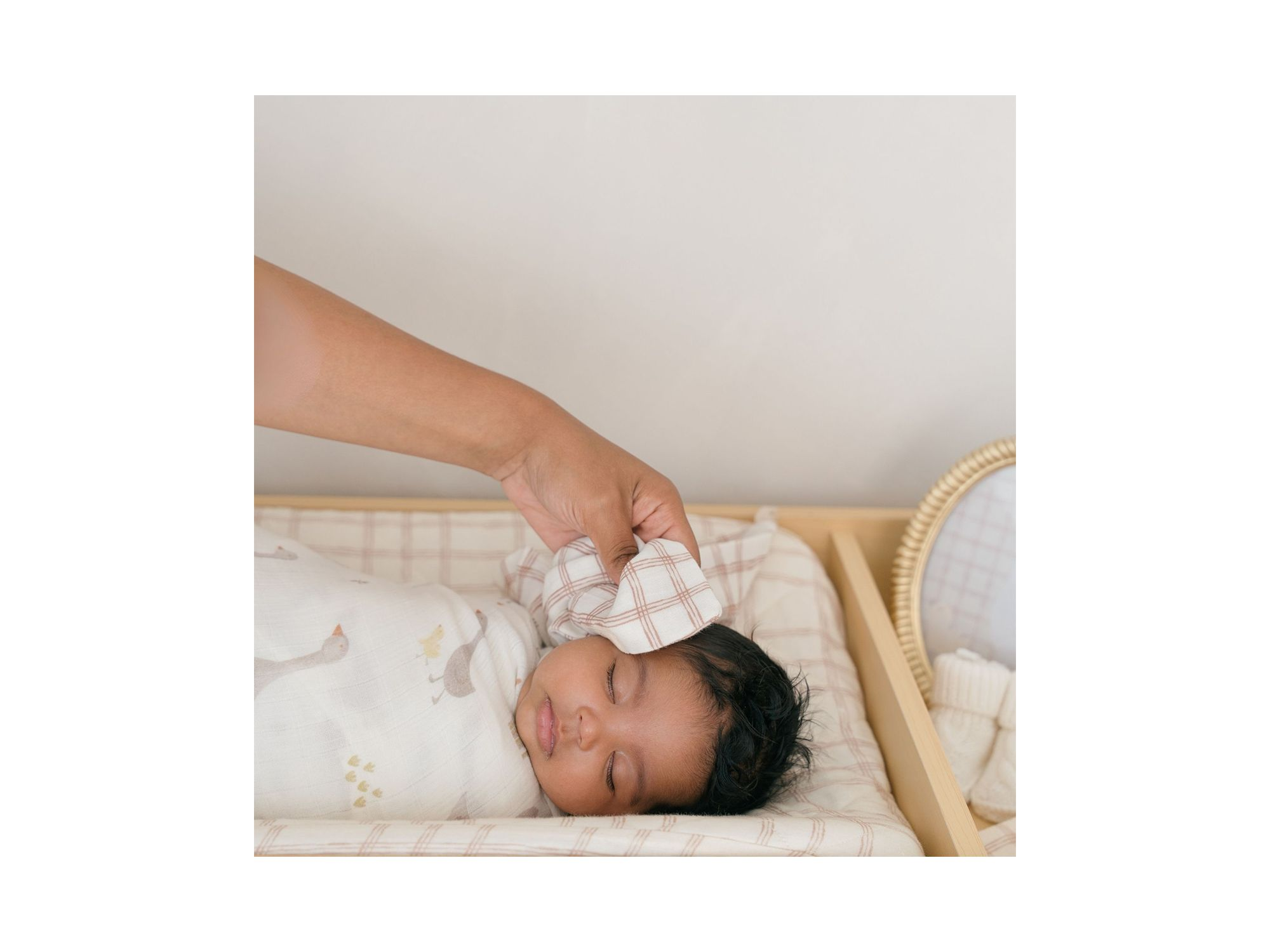 Unisex Charlie Hooded Towel & Wash Cloths Set — Image 6