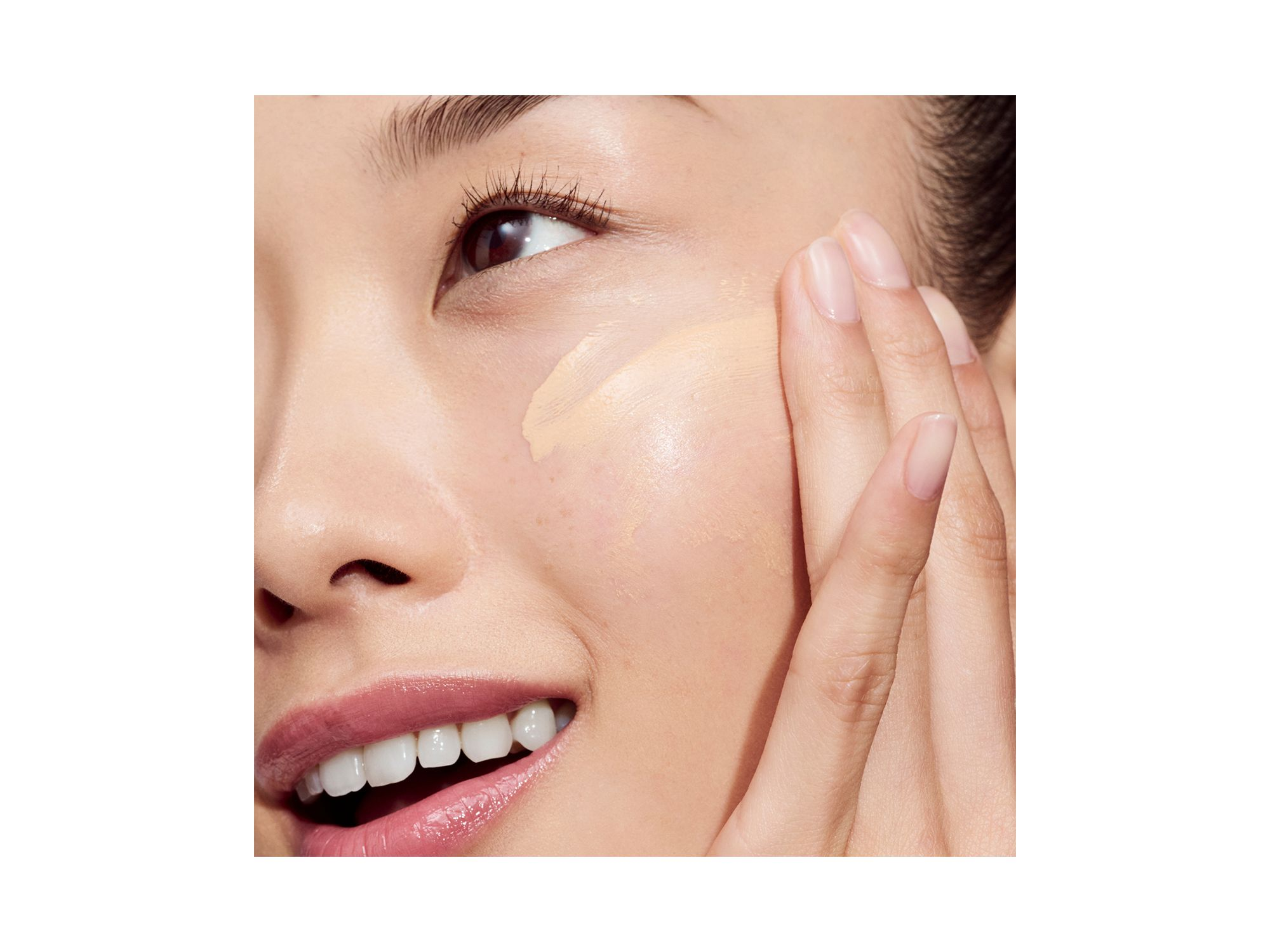 Even Better Clinical Vitamin Makeup SPF 45 — Image 4