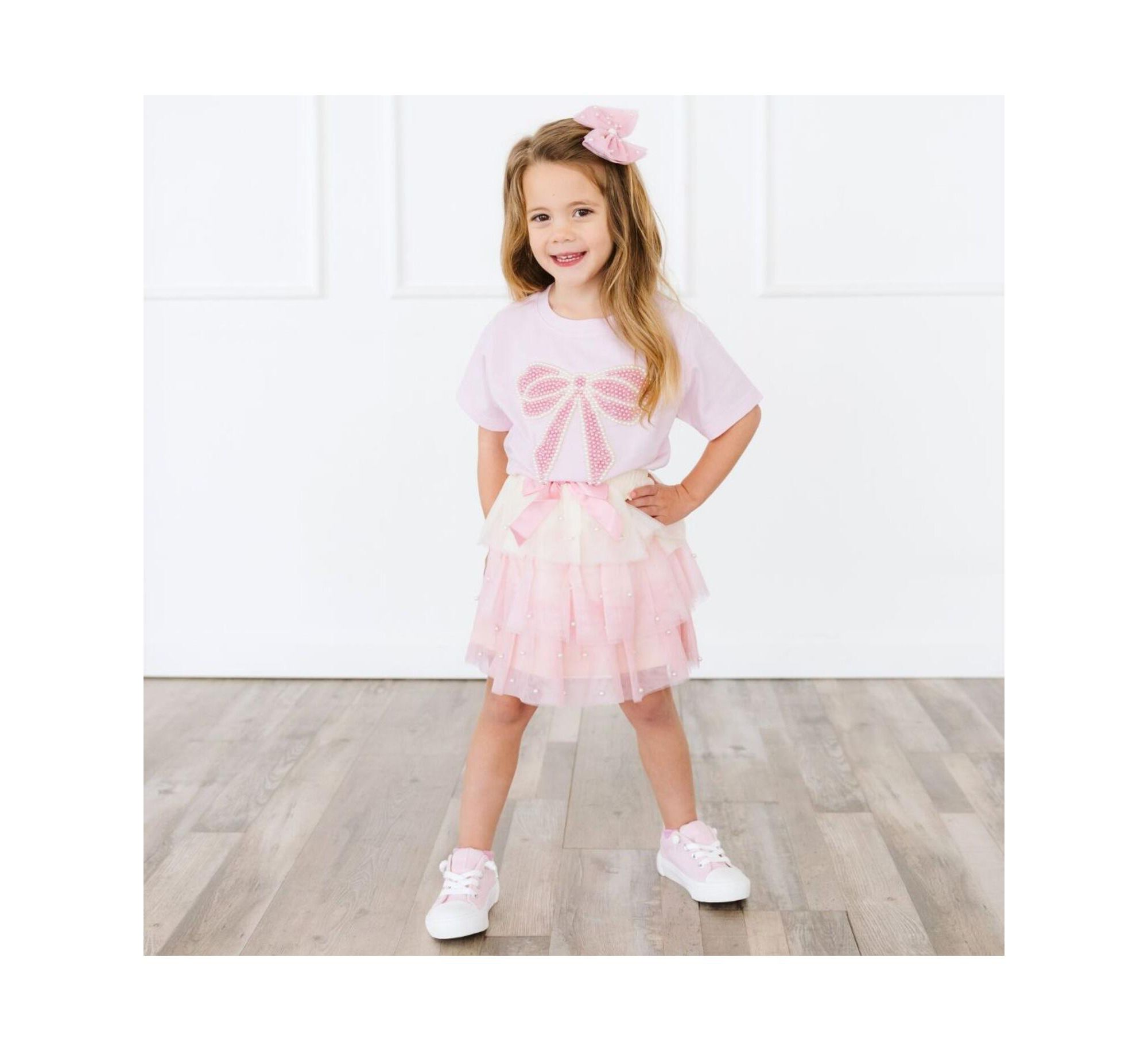 Unisex Pearl Bow Patch Short Sleeve T-Shirt — Image 3