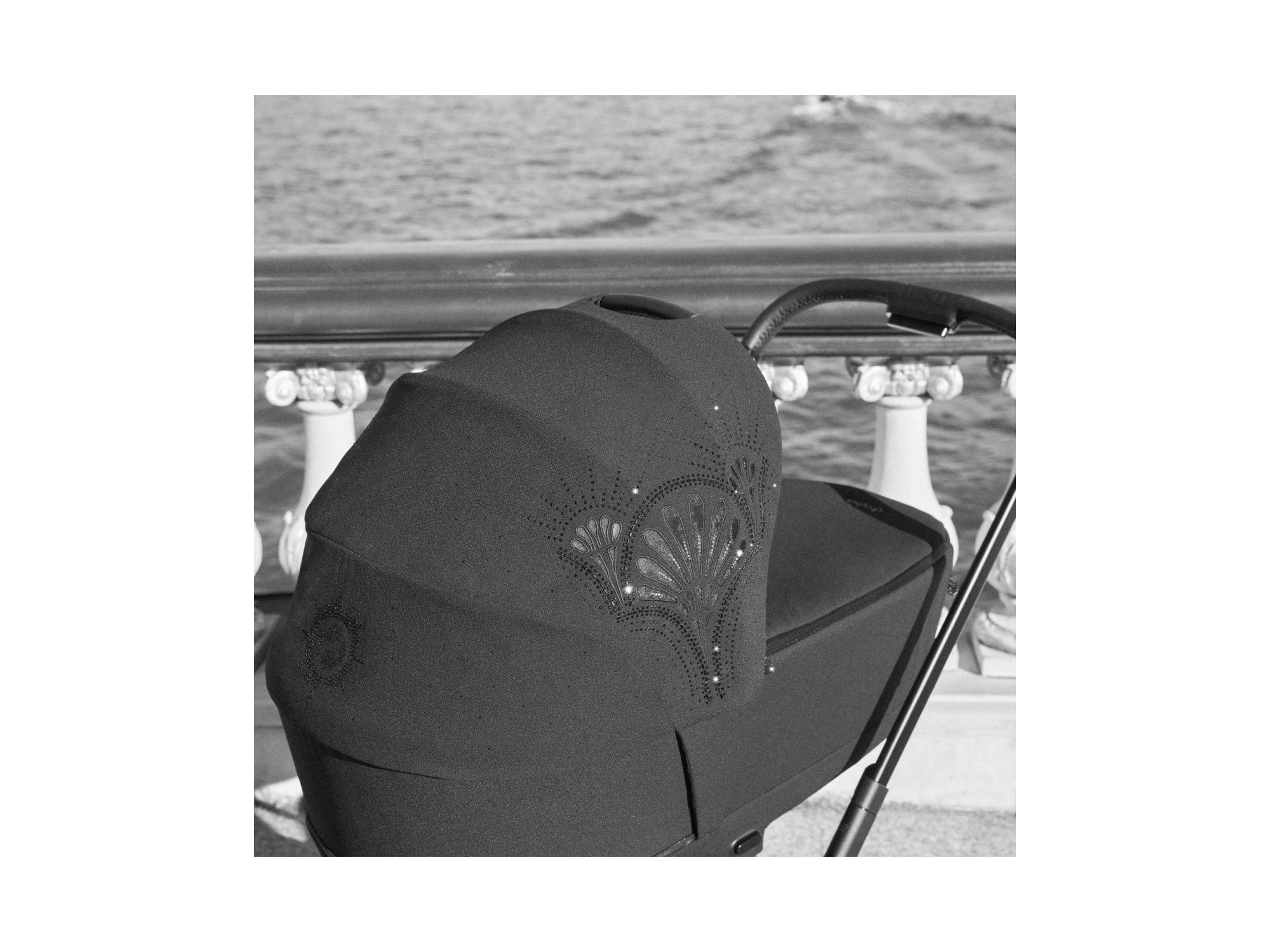 Priam 4/e-Priam 2 Lux Carry Cot - La Parisienne — Image 3