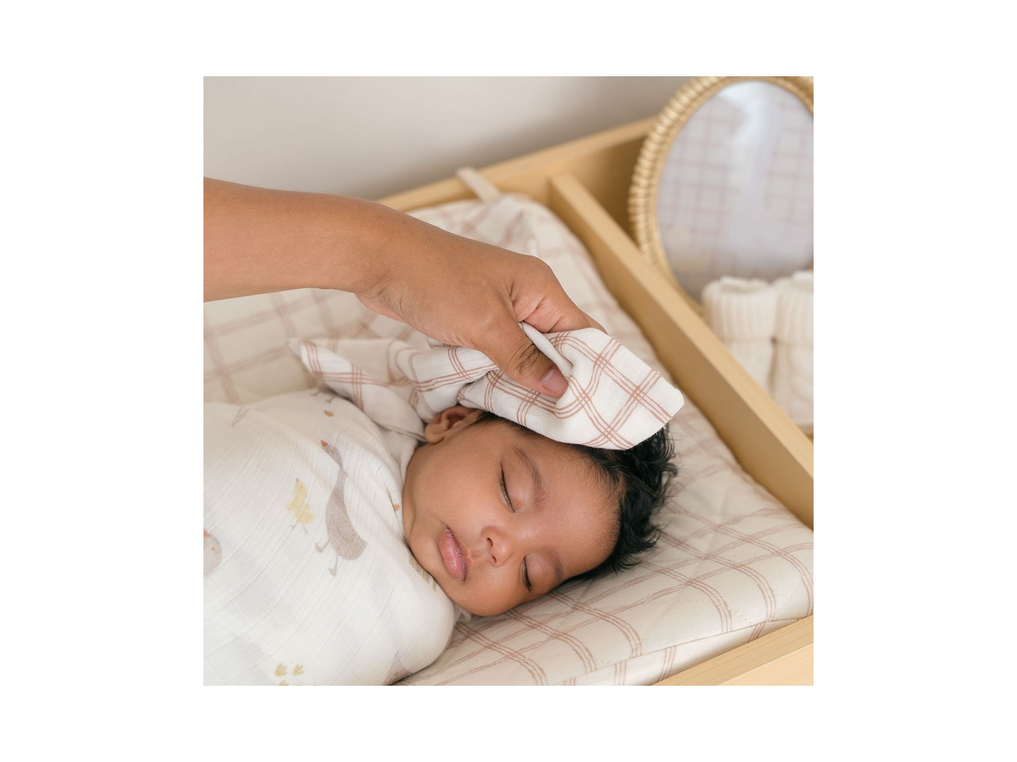 Unisex Charlie Hooded Towel & Wash Cloths Set — Image 3