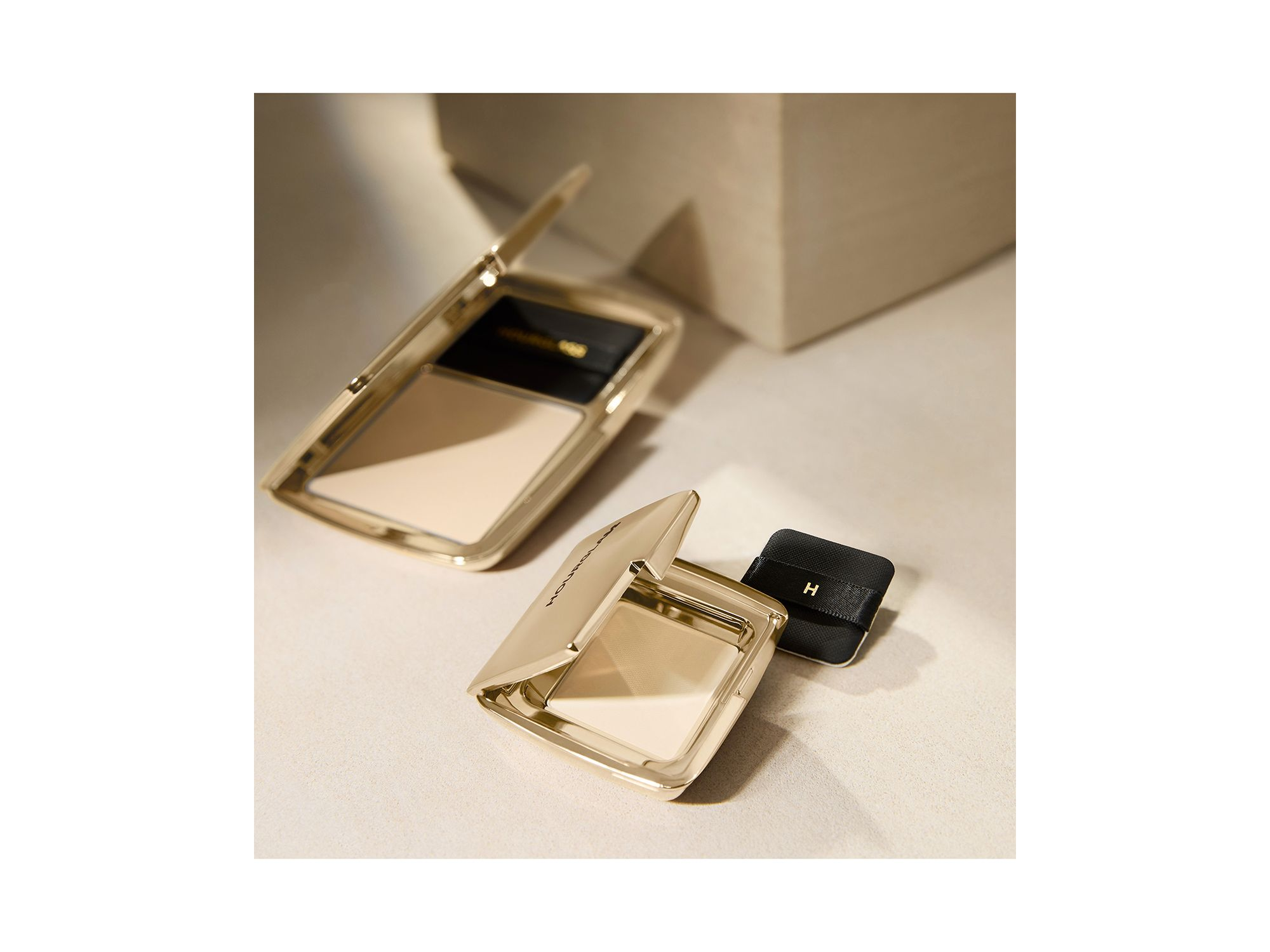 Vanish Airbrush Pressed Powder - Travel — Image 4