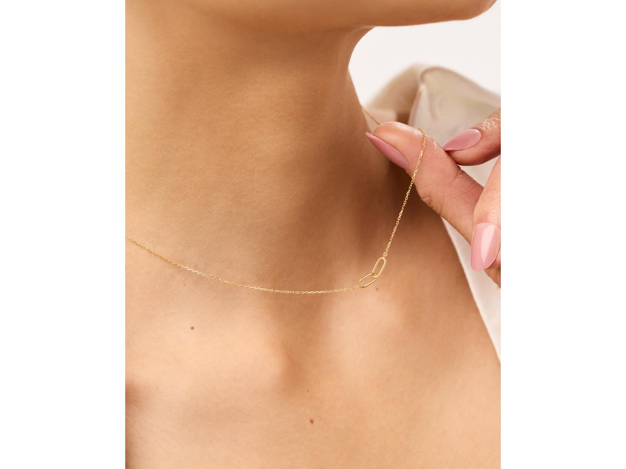 Gold Pendant Twisted Link Necklace — Image 3