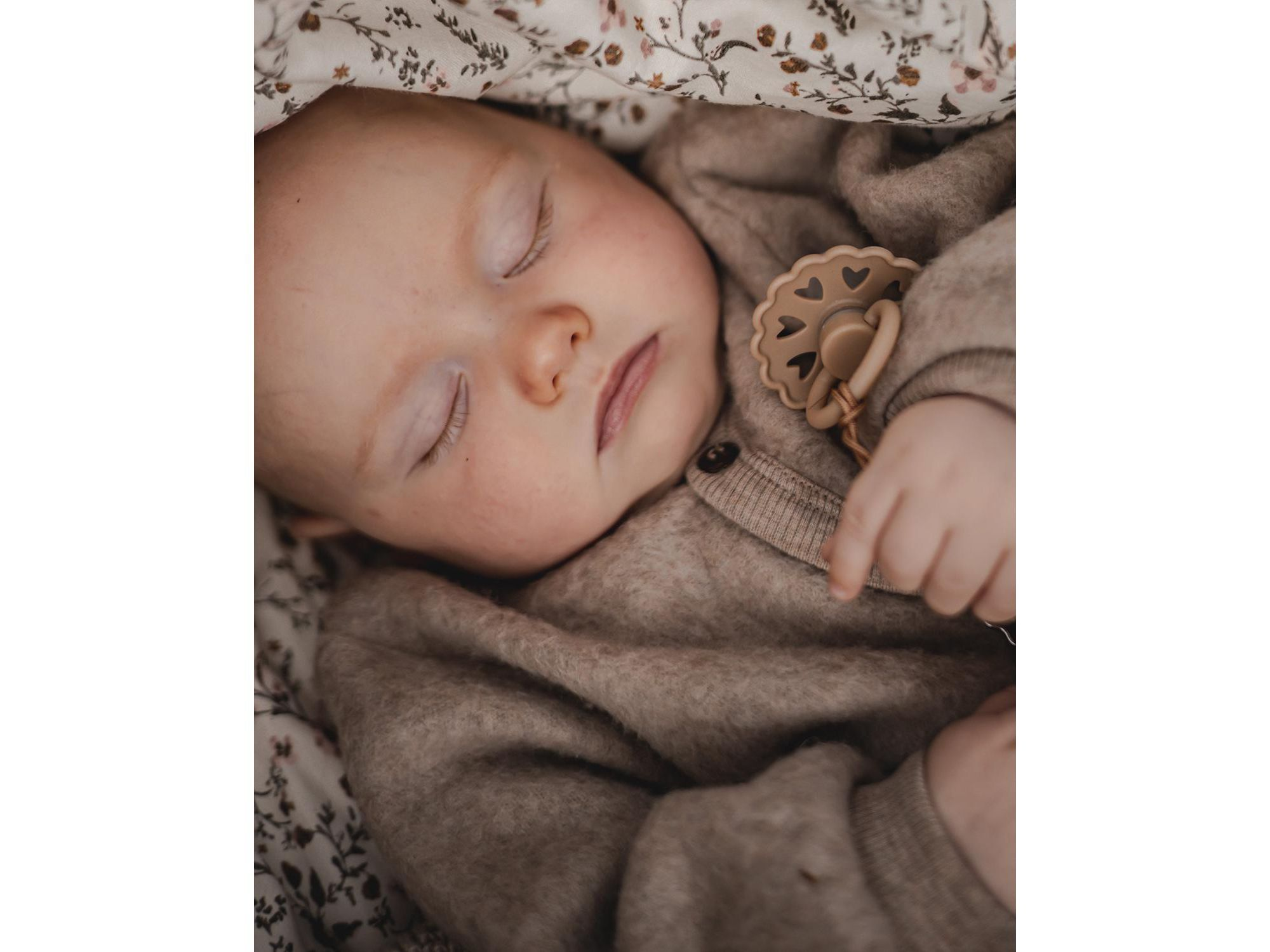 FRIGG 4-Pack Snowflake Dream Rubber Pacifiers — Image 3