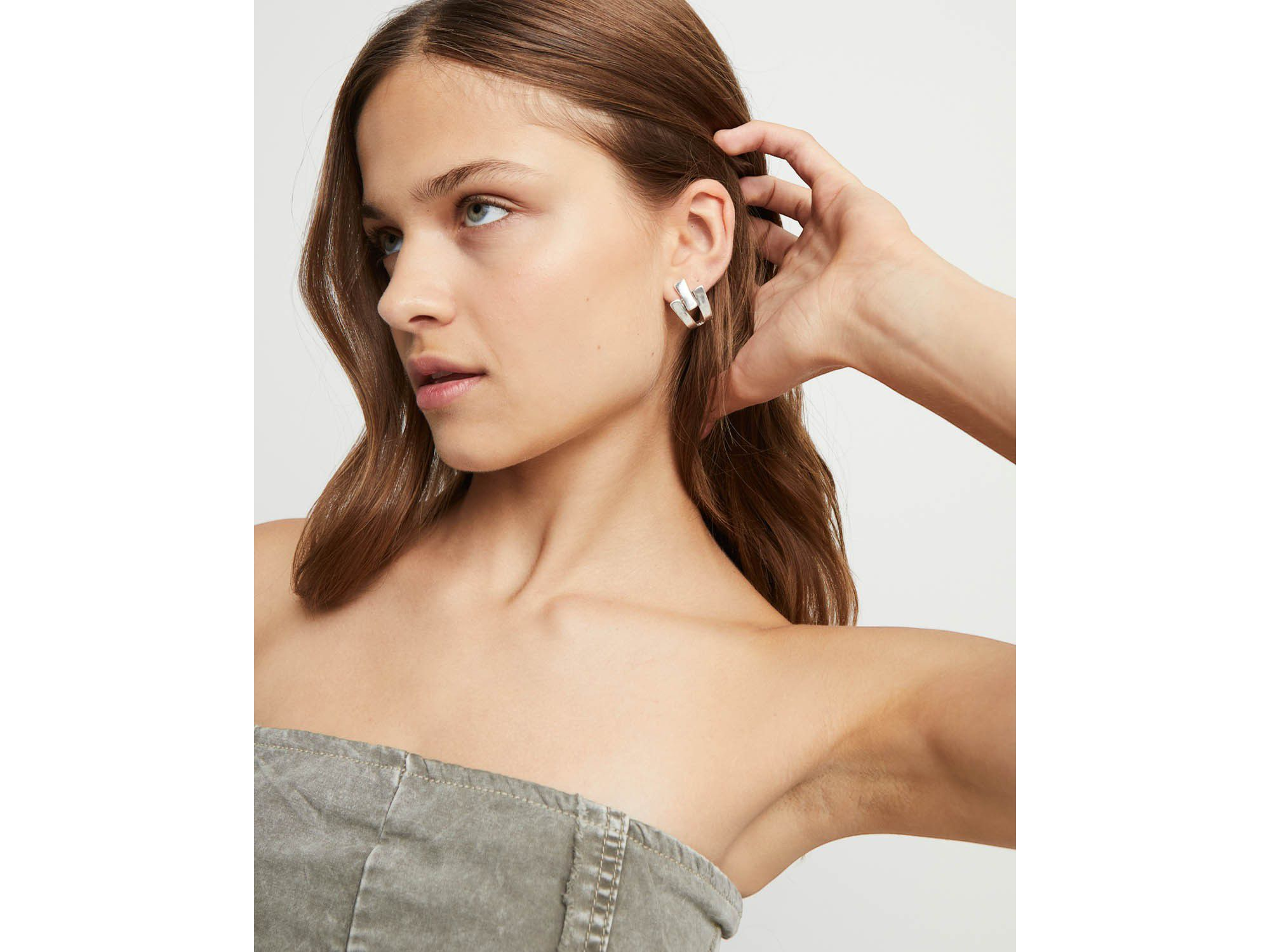 Single Curve Earrings — Image 3