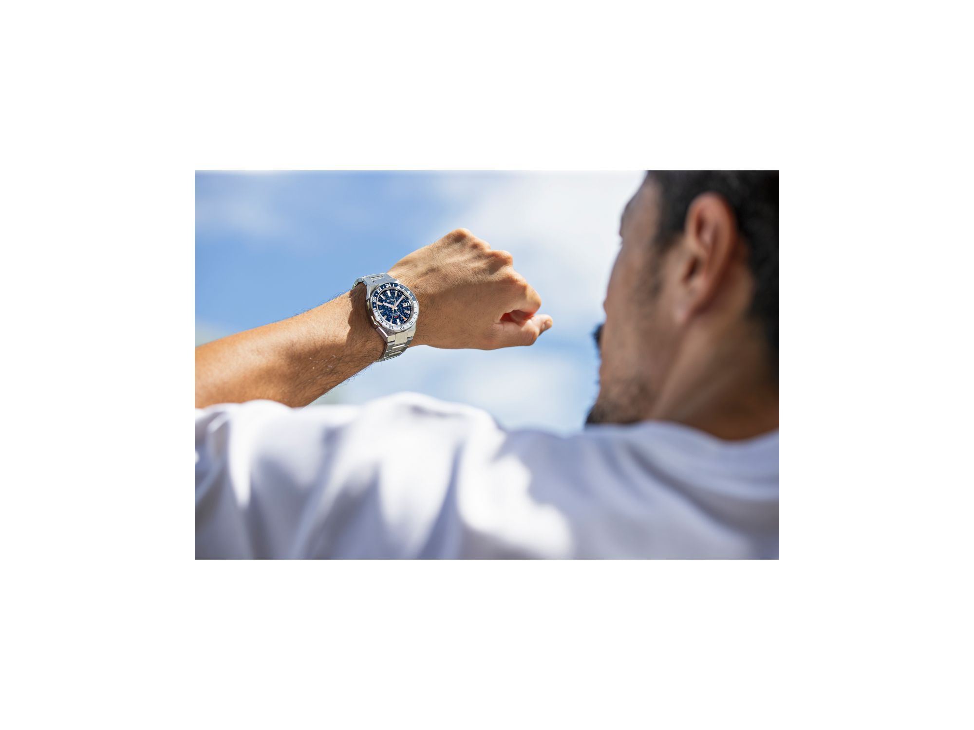 Series 8 880 Watch, 41mm — Image 4