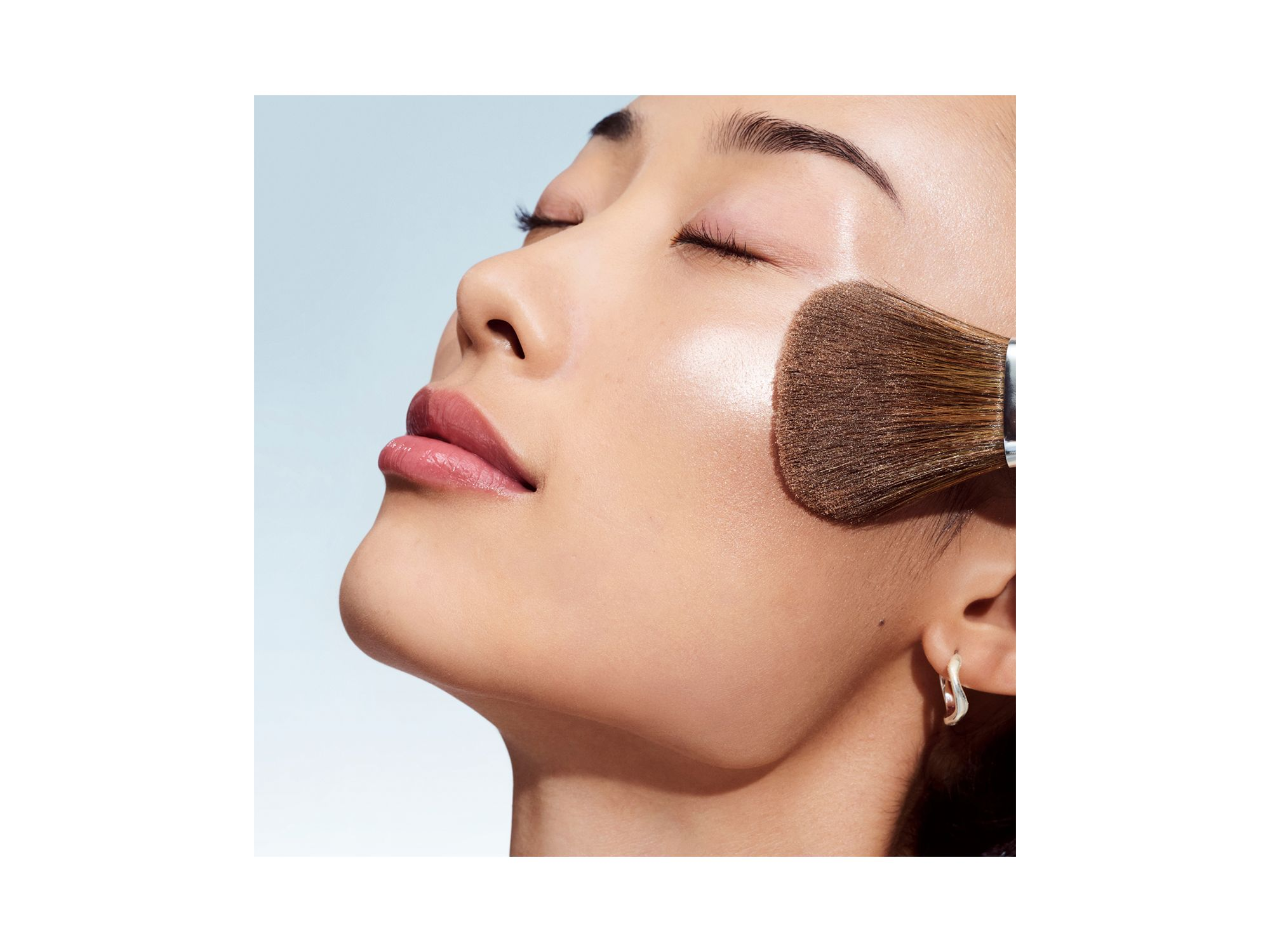 True Highlight Weightless Illuminator Highlighter — Image 5