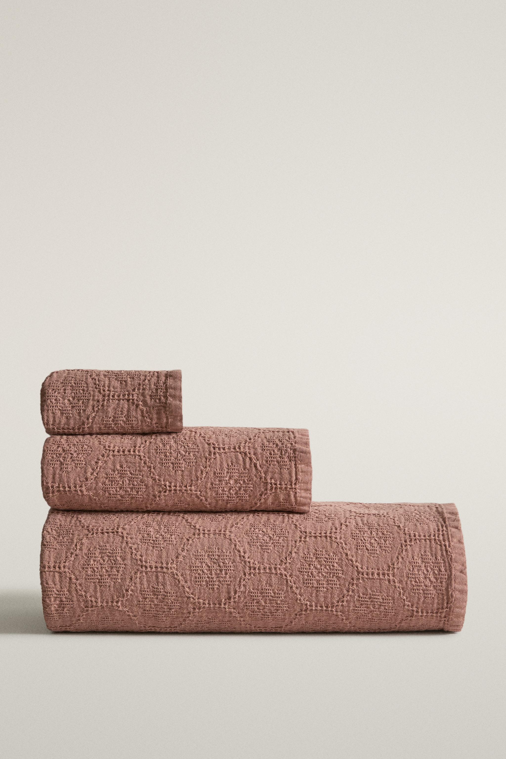 GEOMETRIC WAFFLE BATH TOWEL